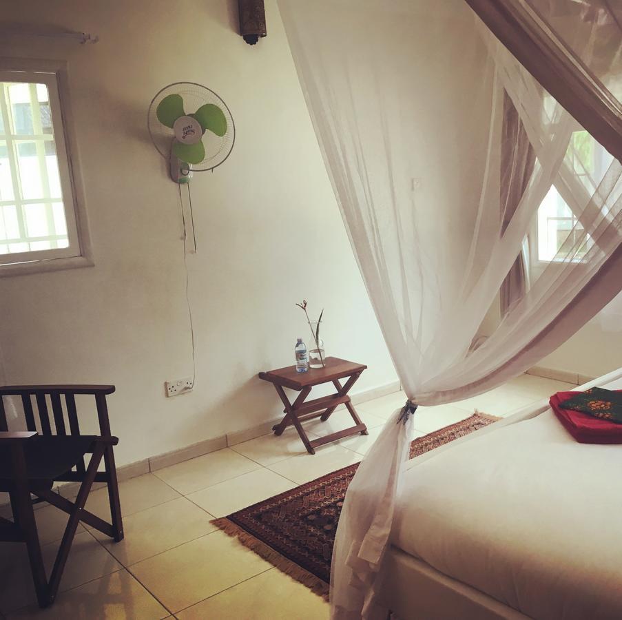 엔테베 The Guinea Fowl B&B 외부 사진